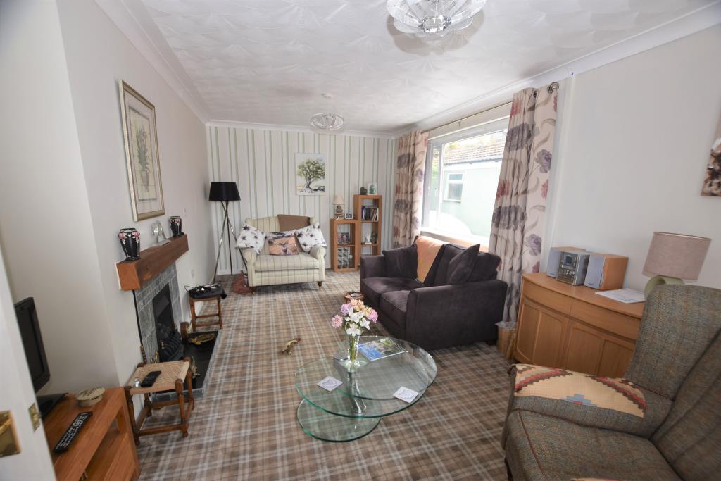 Lot: 16 - DETACHED BUNGALOW IN CENTRAL LOCATION - 